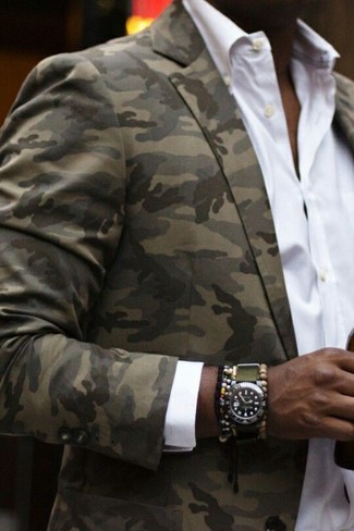 Модный лук: оливковый пиджак с камуфляжным принтом, белая классическая рубашка, оливковые часы, разноцветный браслет
