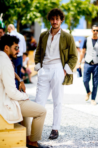 Как носить белую рубашку с длинным рукавом с оливковым пиджаком мужчине в теплую погоду в деловом стиле: Если ты приписываешь себя к той немногочисленной категории молодых людей, ориентирующихся в моде, тебе полюбится тандем оливкового пиджака и белой рубашки с длинным рукавом. Этот образ легко обретает новое прочтение в паре с темно-красными кожаными лоферами.