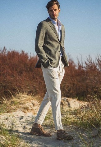 С чем носить оливковый шерстяной пиджак в 30 лет мужчине: Оливковый шерстяной пиджак и бежевые льняные брюки чинос можно надеть как на учебу, так и на прогулку с друзьями. Любители свежих идей могут завершить лук коричневыми замшевыми брогами, тем самым добавив в него толику изысканности.