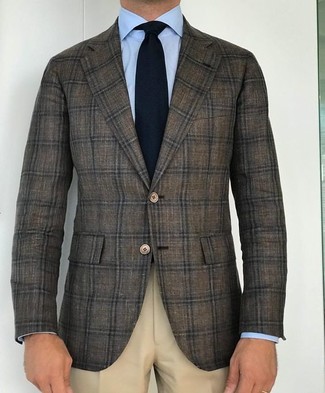 Модный лук: оливковый шерстяной пиджак в шотландскую клетку, голубая классическая рубашка, бежевые классические брюки, черный вязаный галстук