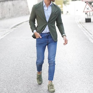 С чем носить оливковые низкие кеды мужчине: Привлекательное сочетание оливкового хлопкового пиджака и синих зауженных джинсов однозначно будет привлекать внимание прекрасных девушек. Оливковые низкие кеды станут замечательным завершением твоего лука.