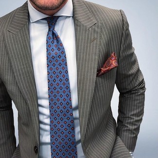 С чем носить галстук с принтом мужчине в стиле смарт-кэжуал: Для создания строгого мужского вечернего образа идеально подойдет оливковый пиджак в вертикальную полоску и галстук с принтом.