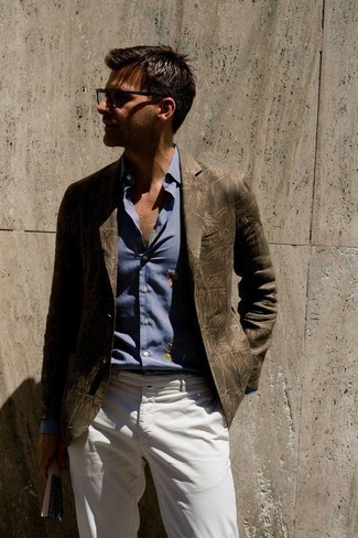 С чем носить куртку с принтом мужчине: Сочетание куртки с принтом и белых брюк чинос позволит воплотить в твоем луке городской стиль современного молодого человека.