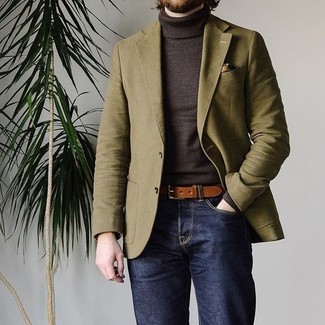 С чем носить оливковый пиджак мужчине: Нравится выглядеть престижно? Тогда тандем оливкового пиджака и темно-синих джинсов придется тебе по вкусу.