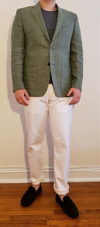 Как носить темно-зеленый пиджак с белыми брюками чинос в 30 лет лето в стиле кэжуал: Если ты принадлежишь к той редкой категории молодых людей, разбирающихся в том, что стильно, а что нет, тебе подойдет образ из темно-зеленого пиджака и белых брюк чинос. Ты сможешь легко приспособить такой ансамбль к повседневным реалиям, надев темно-коричневыми замшевыми мокасинами. Как по нам, так это замечательная идея для жаркой погоды.