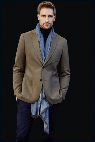 С чем носить бирюзовый шарф мужчине: Если в одежде ты ценишь удобство и функциональность, оливковый пиджак и бирюзовый шарф — прекрасный выбор для модного мужского лука на каждый день.