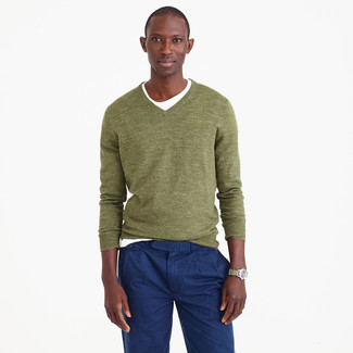 С чем носить темно-зеленый свитер с v-образным вырезом в 20 лет мужчине в теплую погоду в стиле кэжуал: Темно-зеленый свитер с v-образным вырезом в паре с темно-синими брюками чинос не прекращает нравиться молодым людям, которые любят одеваться стильно.