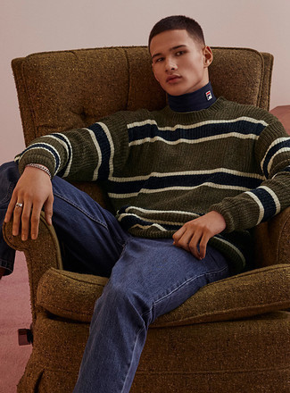 Какие джинсы носить с оливковым свитером с круглым вырезом мужчине в теплую погоду: Оливковый свитер с круглым вырезом и джинсы — отличный вариант для простого, но стильного мужского образа.