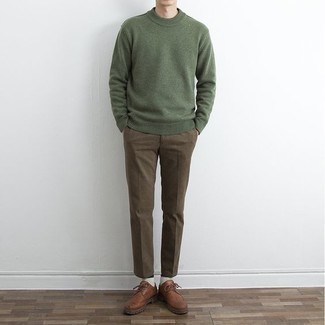 Модный лук: оливковый свитер с круглым вырезом, коричневые брюки чинос, коричневые кожаные броги, белые носки
