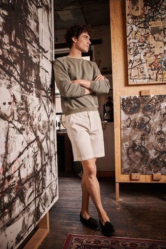 Модный мужской лук: оливковый свитшот, белые шорты, черные бархатные лоферы