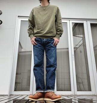 Как носить темно-синие джинсы с коричневыми кожаными повседневными ботинками мужчине: Оливковый свитшот и темно-синие джинсы — хороший вариант для расслабленного, но модного мужского лука. Хотел бы привнести в этот наряд нотку классики? Тогда в качестве обуви к этому образу, выбирай коричневые кожаные повседневные ботинки.