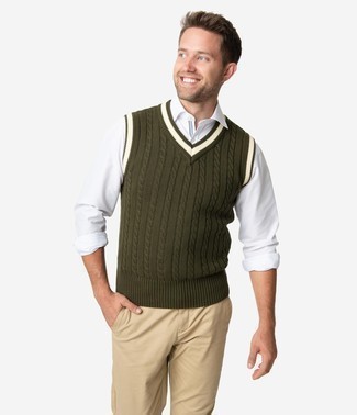 Как носить темно-зеленый свитер с белой рубашкой в 30 лет мужчине: Темно-зеленый свитер и белая рубашка помогут создать нескучный мужской лук для работы в офисе.