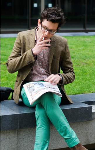 Какие пиджаки носить с зелеными брюками чинос весна в стиле смарт-кэжуал: Лук из пиджака и зеленых брюк чинос поможет реализовать в твоем ансамбле городской стиль современного мужчины. Когда зимняя пора сменяется весной, всегда хочется выглядеть незаурядно и привлекательно для женщин. Такой лук вне всякого сомнения поможет достичь желаемой цели.