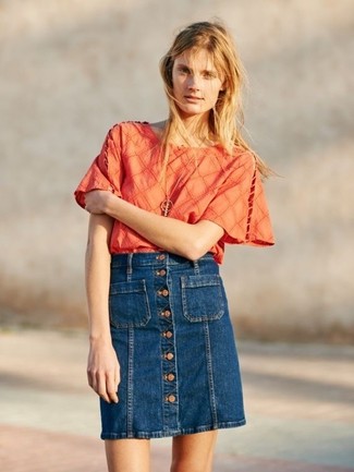 С чем носить оранжевую блузку в 20 лет: Оранжевая блузка в паре с темно-синей джинсовой юбкой на пуговицах — отличный вариант для создания образа в стиле смарт-кэжуал.