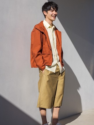 Как носить низкие кеды с шортами мужчине в теплую погоду в стиле кэжуал: Можно с уверенностю сказать, что оранжевая ветровка выглядит великолепно в тандеме с шортами. Вкупе с этим образом отлично выглядят низкие кеды.
