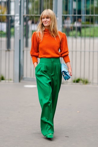 С чем носить оранжевый свитер женщине: Оранжевый свитер и зеленые широкие брюки — лук, который будет неминуемо притягивать взгляды окружающих. Пара зеленых замшевых туфель чудесно подходит к остальным элементам образа.