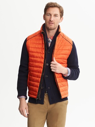 С чем носить оранжевую куртку без рукавов мужчине в теплую погоду в стиле смарт-кэжуал: Оранжевая куртка без рукавов и светло-коричневые брюки чинос — великолепный выбор, если ты хочешь создать расслабленный, но в то же время модный мужской лук.
