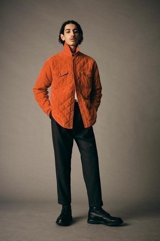 С чем носить темно-бирюзовые брюки чинос в 20 лет в стиле смарт-кэжуал: Оранжевая стеганая куртка-рубашка и темно-бирюзовые брюки чинос украсят гардероб любого современного молодого человека. Опасаешься выглядеть неаккуратно? Дополни этот образ черными кожаными ботинками броги.