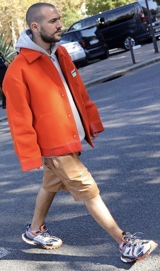 Мужские луки: Фанатам непринужденного стиля полюбится сочетание оранжевой куртки-рубашки и светло-коричневых кожаных шорт. Закончив лук разноцветными кроссовками, можно привнести в него немного динамичности.