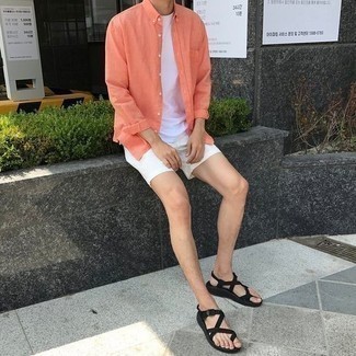 Как носить шорты с сандалиями мужчине в жару: Оранжевая льняная рубашка с длинным рукавом в сочетании с шортами позволит составить стильный мужской образ. Создать красивый контраст с остальными элементами этого лука помогут сандалии.