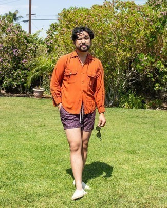 С чем носить фиолетовые шорты в 30 лет мужчине лето в стиле кэжуал: Оранжевая рубашка с длинным рукавом и фиолетовые шорты помогут создать простой и функциональный лук для выходного дня в парке или вечера в шумном заведении с друзьями. Если говорить об обуви, белые эспадрильи из плотной ткани будут хорошим выбором. В такой одежде ты будешь чувствовать себя максимально комфортно, когда на улице жарище.