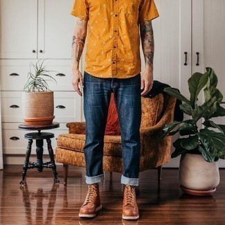 Как носить темно-синие джинсы с коричневыми кожаными повседневными ботинками в 30 лет мужчине в стиле кэжуал: Оранжевая рубашка с коротким рукавом с принтом выглядит стильно в паре с темно-синими джинсами. Думаешь добавить сюда немного строгости? Тогда в качестве обуви к этому образу, стоит обратить внимание на коричневые кожаные повседневные ботинки.