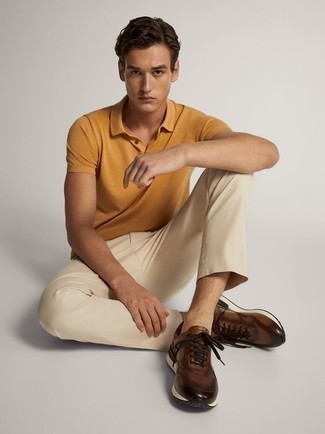 С чем носить темно-коричневые кроссовки в 20 лет мужчине в жару в стиле кэжуал: Лук из оранжевой футболки-поло и бежевых брюк чинос вдохновляет на проявление личного стиля. Тебе нравятся незаурядные сочетания? Тогда заверши свой лук темно-коричневыми кроссовками.