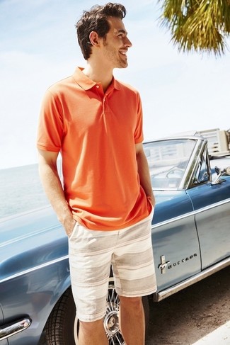 Модный лук: оранжевая футболка-поло, бежевые шорты в горизонтальную полоску