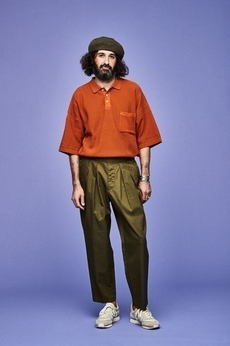 С чем носить темно-зеленые брюки чинос за 40 лет: Лук из оранжевой футболки-поло и темно-зеленых брюк чинос позволит создать необыденный мужской лук в непринужденном стиле. бежевые кроссовки добавят луку непринужденности и дерзости.
