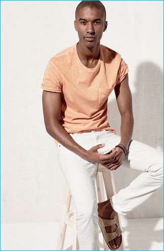 С чем носить белые джинсы мужчине в жару: Фанатам стиля casual понравится тандем оранжевой футболки с круглым вырезом и белых джинсов. Этот ансамбль неплохо дополнят бежевые замшевые сандалии.