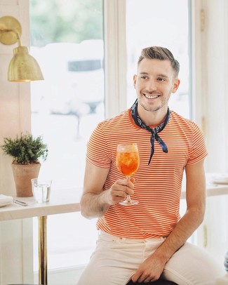 С чем носить бандану мужчине в жару в стиле кэжуал: Если день обещает быть сумасшедшим, сочетание оранжевой футболки с круглым вырезом в горизонтальную полоску и банданы поможет создать практичный образ в повседневном стиле.