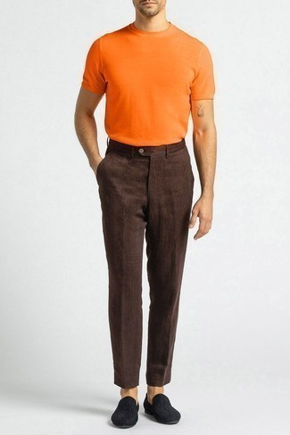 С чем носить туфли мужчине в жару: Оранжевая футболка с круглым вырезом и темно-коричневые льняные брюки чинос — великолепный выбор для вечера в кругу друзей. Не прочь сделать лук немного элегантнее? Тогда в качестве обуви к этому луку, выбирай туфли.
