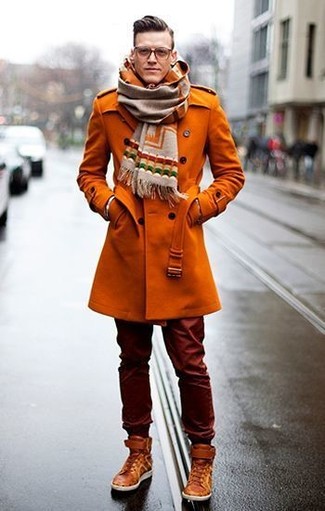С чем носить горчичное длинное пальто в 30 лет осень в стиле смарт-кэжуал: Если не знаешь, что надеть на учебу или на работу, горчичное длинное пальто и темно-красные брюки чинос — идеальный ансамбль. Пара оранжевых кожаных повседневных ботинок свяжет образ воедино. Держи подобное сочетание одежды про запас, когда осенью погода станет менее ласковой.