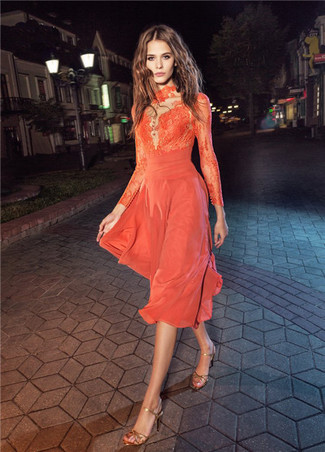 Модный лук: оранжевое кружевное платье-миди, золотые кожаные босоножки на каблуке