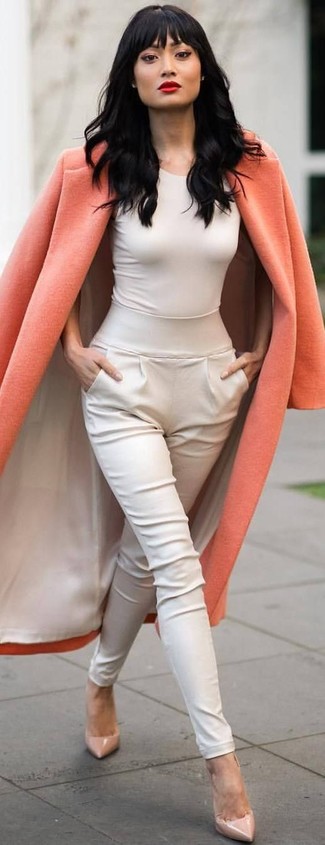 С чем носить белую майку женщине: Комбо из белой майки и белых брюк-галифе поможет выразить твою индивидуальность. Вкупе с этим образом удачно смотрятся бежевые кожаные туфли.
