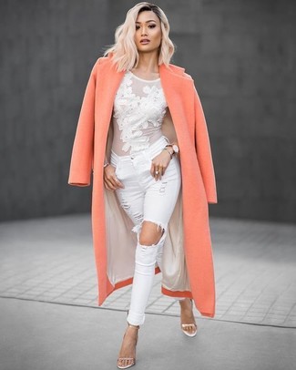 Модный лук: оранжевое пальто, белая футболка с длинным рукавом в сеточку, белые рваные джинсы скинни, золотые кожаные босоножки на каблуке