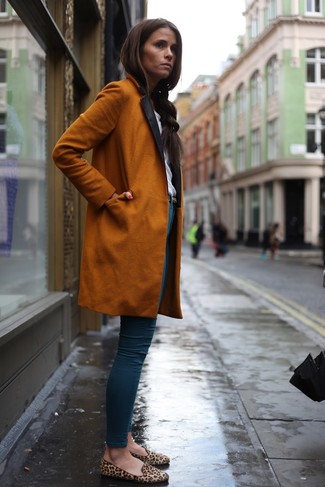 С чем носить светло-коричневые лоферы женщине в холод: Оранжевое пальто и синие джинсы скинни — хороший вариант, если ты хочешь составить простой, но в то же время стильный ансамбль. Вместе с этим луком чудесно выглядят светло-коричневые лоферы.