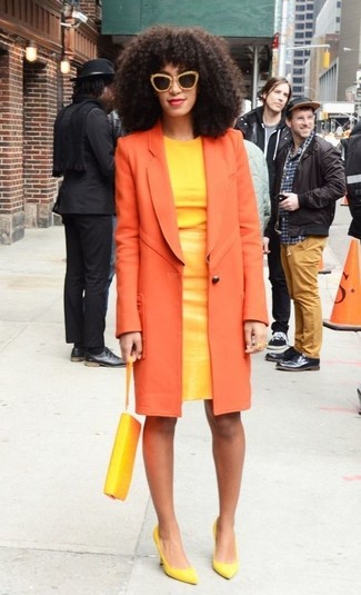 Какие платья-футляры носить с оранжевыми туфлями в 30 лет в холод: Платье-футляр в паре с оранжевым пальто поможет подчеркнуть твой индивидуальный стиль и выгодно выделиться из толпы. В сочетании с этим нарядом великолепно выглядят оранжевые туфли.