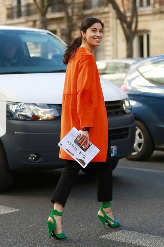 С чем носить зеленые босоножек женщине в холод: Комбо из оранжевого пальто и черных узких брюк — интересный лук для офиса. Пара зеленых босоножек добавит облику озорства и беззаботства.