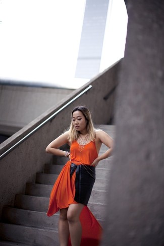 С чем носить оранжевое платье в теплую погоду в стиле кэжуал: Оранжевое платье — хорошая идея для простого, но стильного ансамбля.