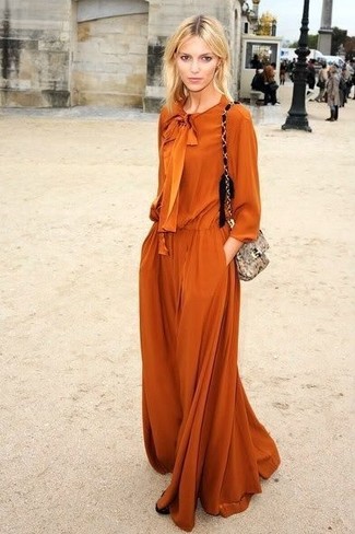 С чем носить оранжевое платье в теплую погоду в стиле кэжуал: Оранжевое платье — прекрасный вариант для расслабленного, но стильного лука.