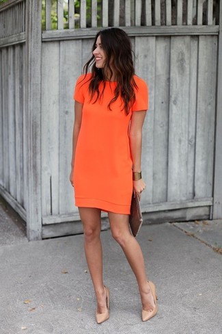С чем носить туфли осень в деловом стиле: Оранжевое платье прямого кроя — это тот ансамбль, который гарантирует тебе комплименты в течение дня. Туфли становятся хорошим дополнением к твоему луку. Этот лук отлично подходит для непредсказуемой осенней погоды.