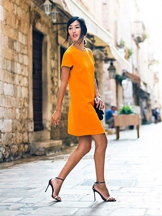 Оранжевое платье прямого кроя от Givenchy