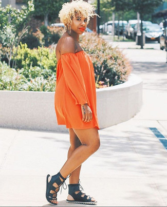 С чем носить горчичные серьги в 20 лет лето в спортивном стиле: Оранжевое платье с открытыми плечами и горчичные серьги — стильный выбор девушек, которые никогда не сидят на месте. Что до обуви, черные кожаные гладиаторы — самый удачный вариант. Чем не идеальный образ на теплые летние дни?