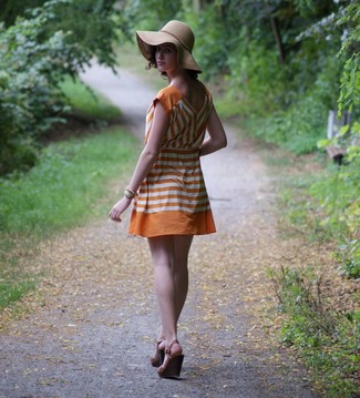 С чем носить коричневые босоножек на танкетке: Оранжевое повседневное платье в горизонтальную полоску — стильный выбор барышень, которые всегда в движении. Любишь эксперименты? Дополни лук коричневыми босоножками на танкетке.