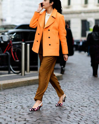 С чем носить розовые кожаные туфли с принтом в 30 лет в теплую погоду: Оранжевое полупальто и табачные брюки-галифе — хороший вариант, если ты ищешь расслабленный, но в то же время модный образ. Пара розовых кожаных туфель с принтом отлично гармонирует с остальными составляющими ансамбля.