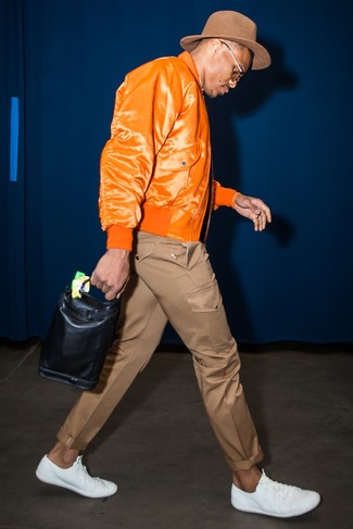 Какие низкие кеды носить с оранжевым бомбером мужчине: Сочетание оранжевого бомбера и коричневых брюк чинос поможет составить нескучный мужской образ в непринужденном стиле. Чтобы добавить в образ немного легкости , на ноги можно надеть низкие кеды.