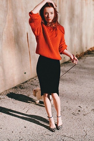 С чем носить черную юбку-карандаш в 20 лет осень: Оранжевый вязаный свободный свитер и черная юбка-карандаш — беспроигрышный выбор, если ты хочешь создать простой, но в то же время модный образ. Очень стильно здесь смотрятся светло-коричневые замшевые туфли с леопардовым принтом. Нечего и говорить, подобное сочетание будет замечательным решением осенью.