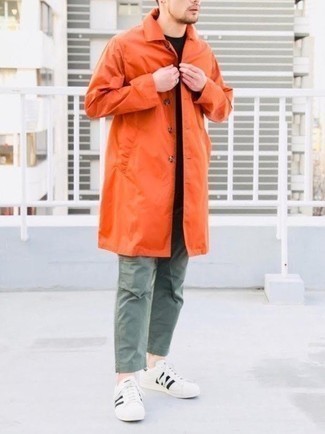 С чем носить оранжевый дождевик в 30 лет мужчине: Комбо из оранжевого дождевика и оливковых брюк чинос продолжает импонировать стильным джентльменам. В сочетании с этим луком наиболее удачно будут смотреться бело-черные кожаные низкие кеды.