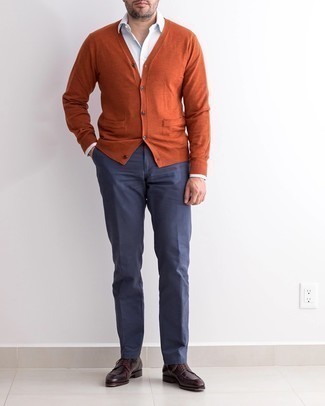 С чем носить оранжевый кардиган мужчине весна в стиле смарт-кэжуал: Оранжевый кардиган и темно-синие брюки чинос — обязательные элементы в гардеробе молодых людей с чувством стиля. Такой образ легко получает новое прочтение в сочетании с темно-коричневыми кожаными туфлями дерби. Когда приходит теплая весна, хочется одеваться стильно и выглядеть потрясающе, привлекая дамские взоры. Такое сочетание точно поможет достичь именно этого.